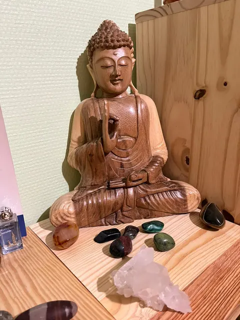 Bouddha, pierres et cristal de roche
